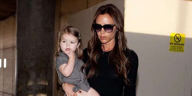 Victoria Beckham Bersama Keempat Anaknya di Bandara