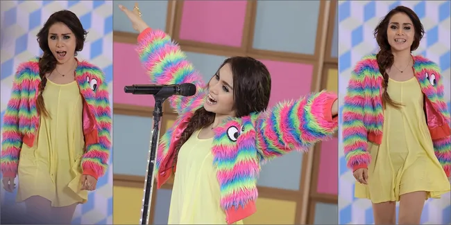 Warna-Warni Cantik! Saat Momo Geisha Ceria Seimut Gadis SMA