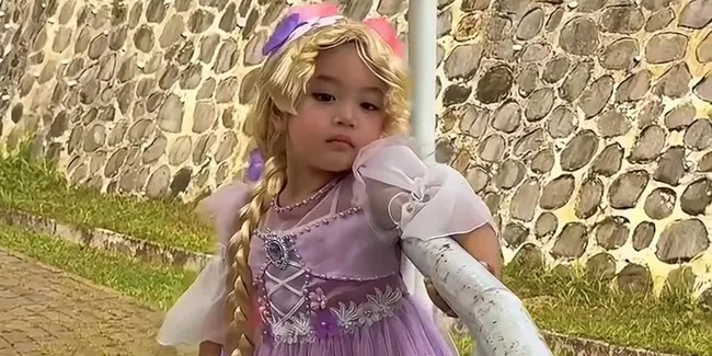 Potret Xarena Jadi Rapunzel di Acara Sekolah, Siti Badriah dan Krisjiana Kompak Mendampingi