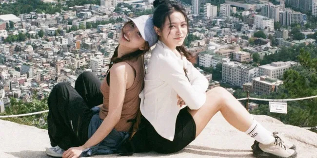 Potret Yeri Red Velvet Bagikan Momen Manis Hiking Bareng Nayeon TWICE