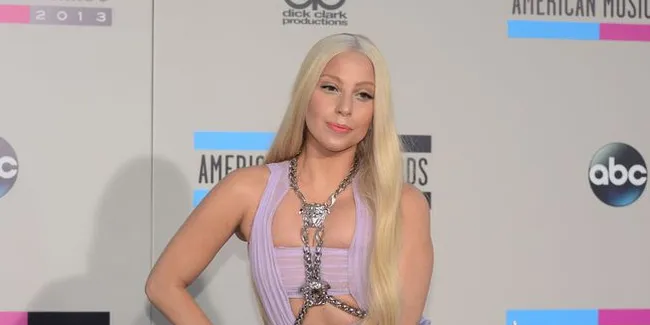 Yuk Intip Rahasia di Balik Gaun Seksi Lady Gaga di AMA 2013