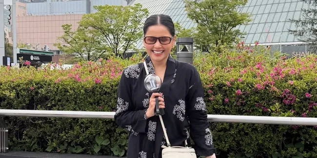 Yunita Siregar Nonton BTS Pakai Kebaya dan Batik, Ungkap Rasa Bahagia