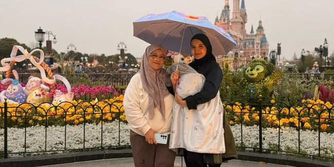 Zaskia Sungkar Ajak Bayi Liburan ke Disneyland, Seru Bareng Nagita Slavina