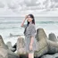 7 Potret Cantik Happy Asmara Liburan di Pantai, Pamer Foto dengan Outfit Simple 