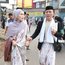 7 Potret Fashion Ayu Ting Ting Saat Salat Idul Adha, Jalan Kaki Santai Bareng Ayah Rozak