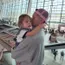 Momen Justin Hubner Santai Gendong Kamari di Bandara, Komentar Jennifer Coppen Bikin Haru