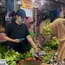 Ussy Sulistiawaty Pilih Belanja di Pasar Tradisional, Tampil Kasual Tanpa Makeup