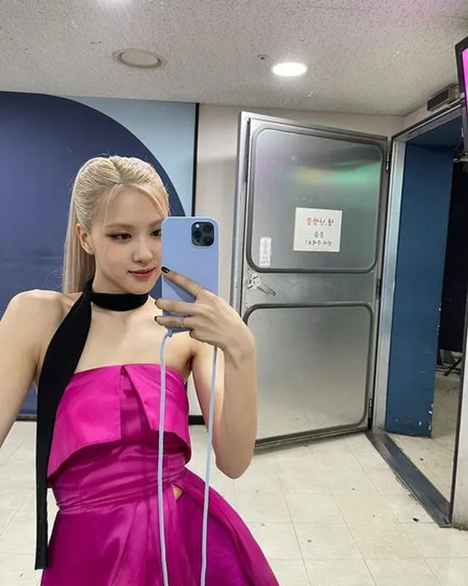 Fashionable Rose BLACKPINK Tampil 