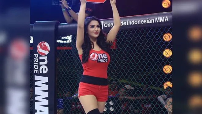  sosok gadis manis berjulukan Siva Aprilia viral di social media 8 Potret Siva Aprilia, Model yang 'Asetnya' Kesenggol Atlet MMA