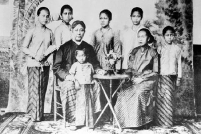 Pakaian Adat Zaman Dulu Unik, Begini Potret Baju Adat Indonesia Jaman Dulu - Kapanlagi.com
