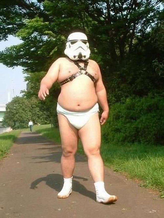 Atau mungkin kostum Stormtrooper yang ini telah dicuri ya? 