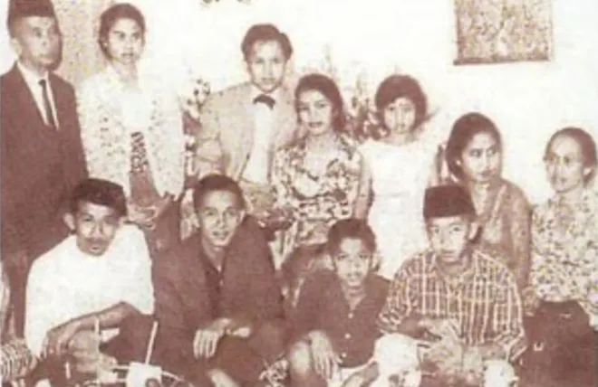 Bukti Cinta Sejati, Ini 10 Foto Lawas Kemesraan Habibie 