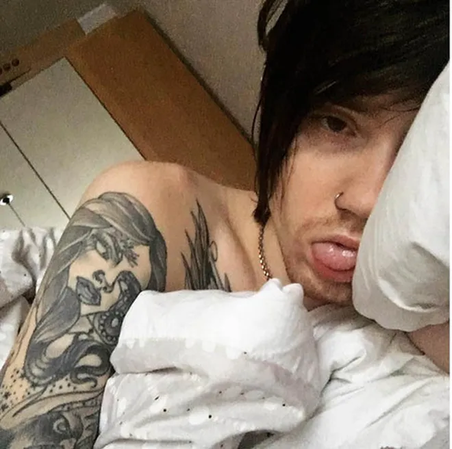 Denis Stoff, Vokalis Anyar Asking 