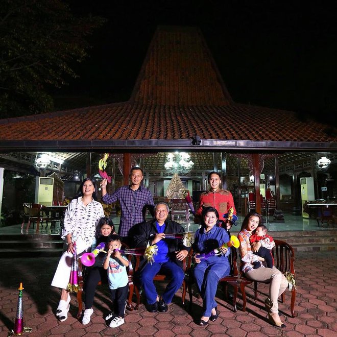 Foto-Foto Tahun Baru Keluarga Besar SBY, Lengkap & Banjir 