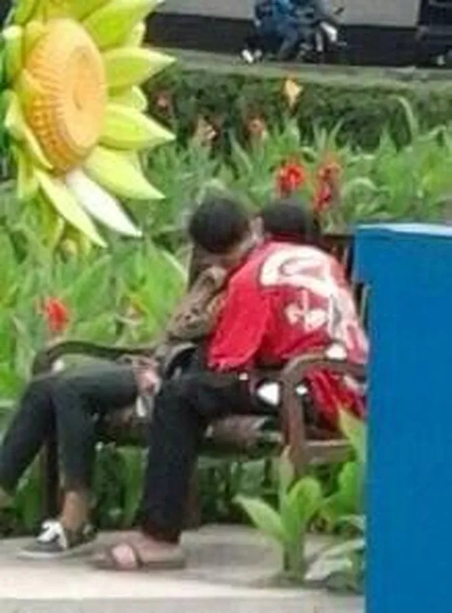 Foto Ciuman Tiduran Mesra Sejoli Ini Ketahuan Dapat Karma