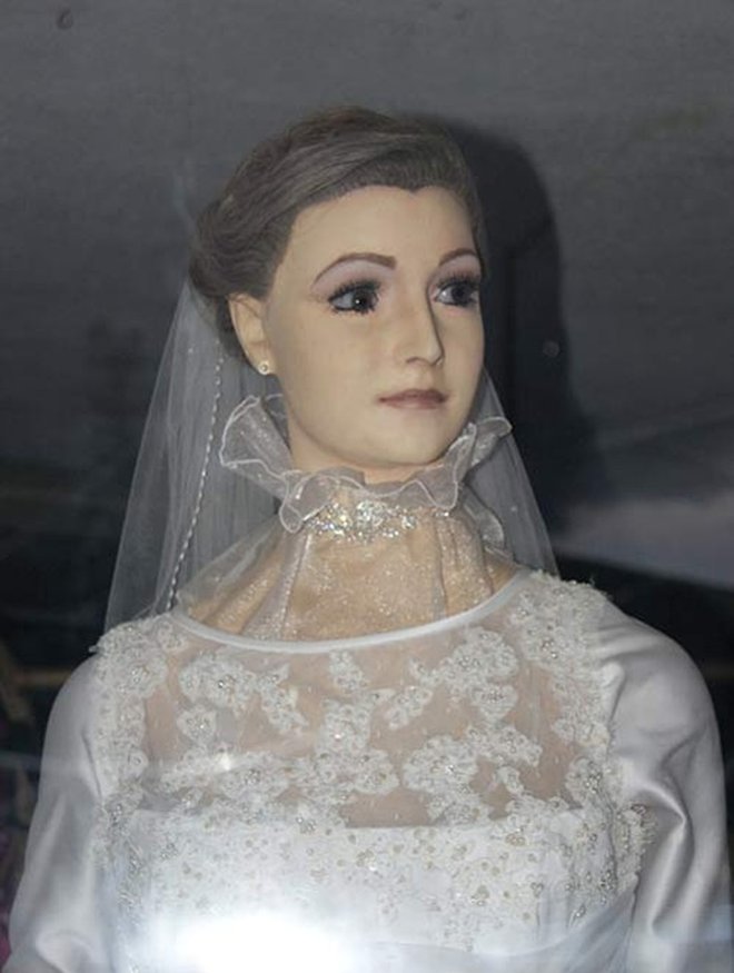 FOTO: Geger, Manekin Pengantin Wanita Ini Ternyata Adalah 