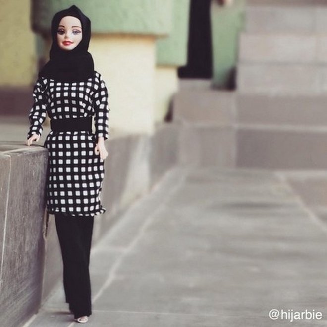 [FOTO] Heboh Boneka Barbie Mengenakan Hijab! Siapa Pembuatnya? | Plus