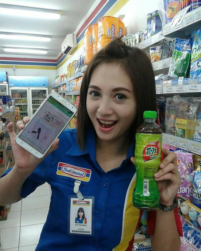 Pegawai indomaret. Kasir Indomaret. Kasir Indomaret hot. Indomart Indonesia. Cewek Indomaret hot.