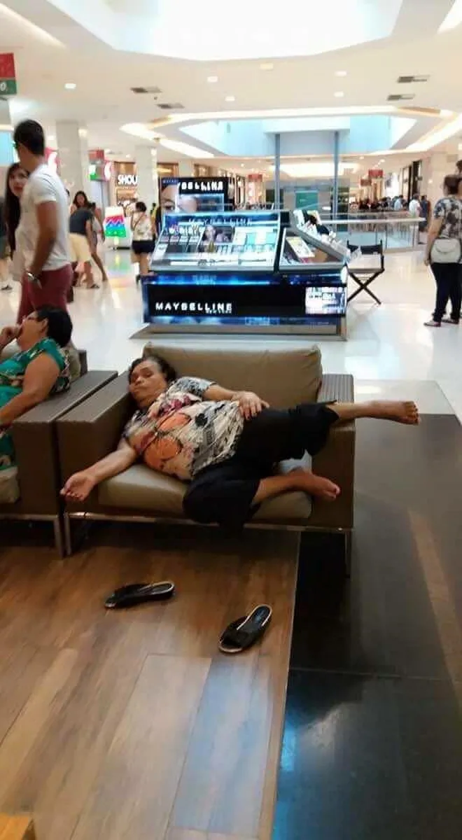 FOTO Ketiduran Di Mall Meme Wanita Ini Lucunya Kebangetan Plus