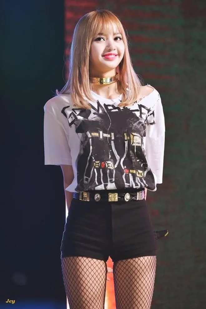 Celana Pendek Hitam Lisa BLACKPINK 