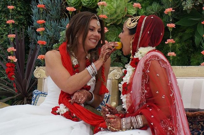 Foto Pernikahan Pasangan Lesbi India - Amerika Ini 