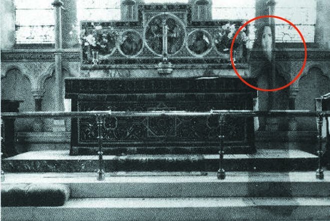 Gagal Seram Foto  Foto  Penampakan Hantu  Ini Ternyata Cuma 