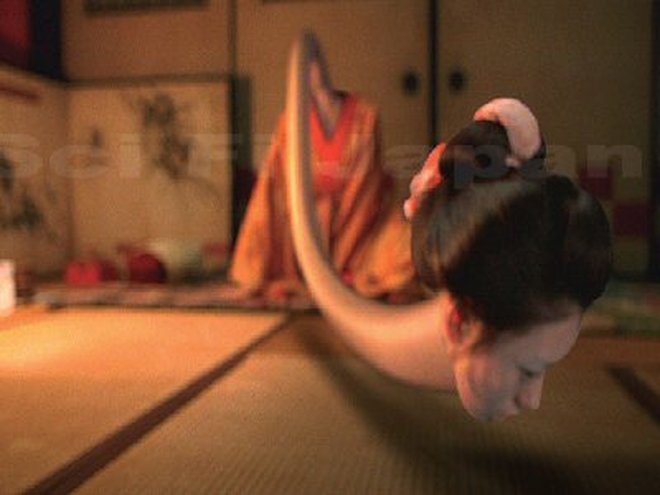 Длинную гибкую шею. Японская городская Легенда рокурокуби. Длинная шея у девушки.