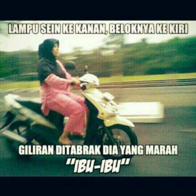 Meme Ibu-Ibu Naik Motor Paling Kocak, Sein ke Kiri ...