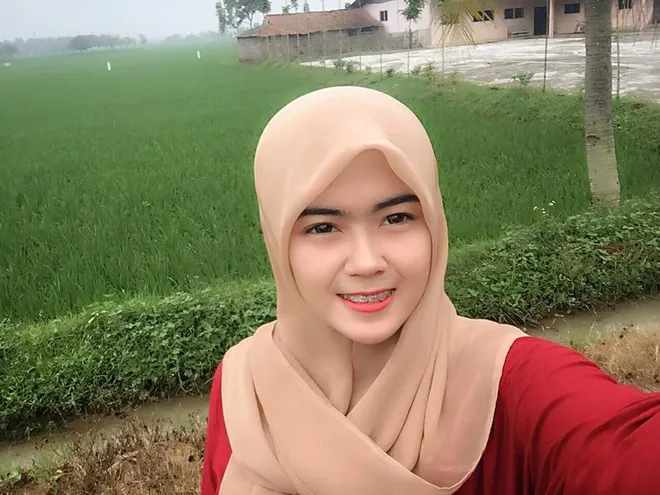 Neni Anggraeni, Hijaber Teknisi Pesawat Yang Super Cantik 