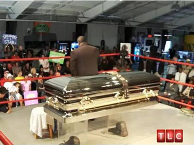 Pemakaman Aneh di Dunia, Jenazah Dimuntahi - Baju 