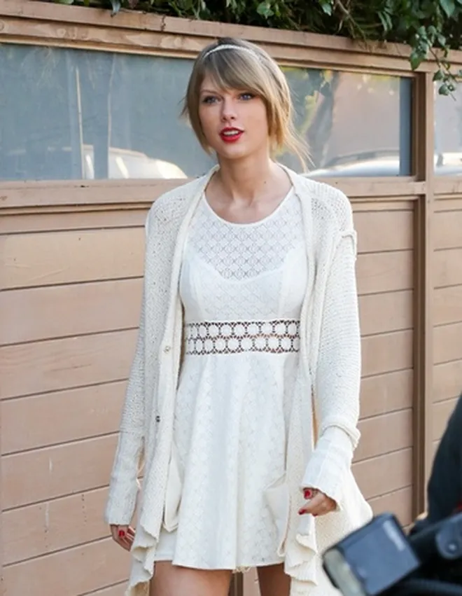 Taylor Swift Berpakaian Lengkap: Cantik 