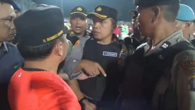 Viral Gubernur Kalteng Lempar Botol Saat Pertandingan Viral Gubernur Kalteng Lempar Botol Saat Pertandingan