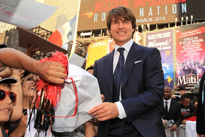 Tom cruise, jalani hubungan serius dengan perempuan 