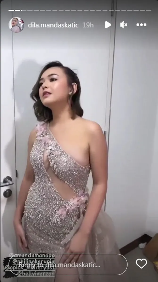 Dicibir karena Busana Lagi, 8 Potret Amanda Manopo Pakai Gaun yang Ekspos  Bagian Dada Hingga Perut: Berpakaian Tapi Telanjang - Kapanlagi.com