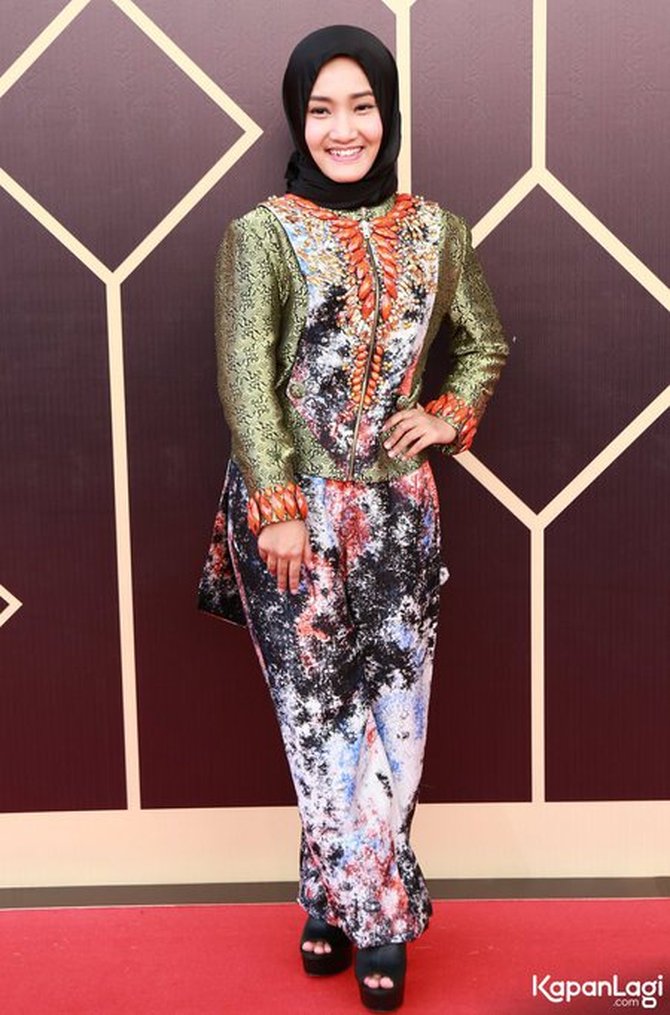 Hijab red deals carpet
