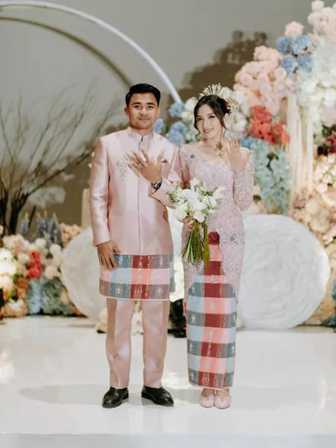 Asnawi Mangkualam dan Yuriska Patricia lamaran