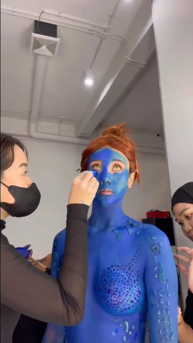 Potret Detik-Detik Proses Anya Geraldine Menjelma Jadi Mystique, Nyaris  Telanjang dan Semua Tubuhnya Dicat - Kapanlagi.com