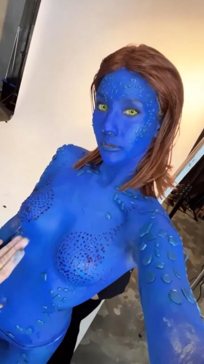 Potret Detik-Detik Proses Anya Geraldine Menjelma Jadi Mystique, Nyaris  Telanjang dan Semua Tubuhnya Dicat - Kapanlagi.com