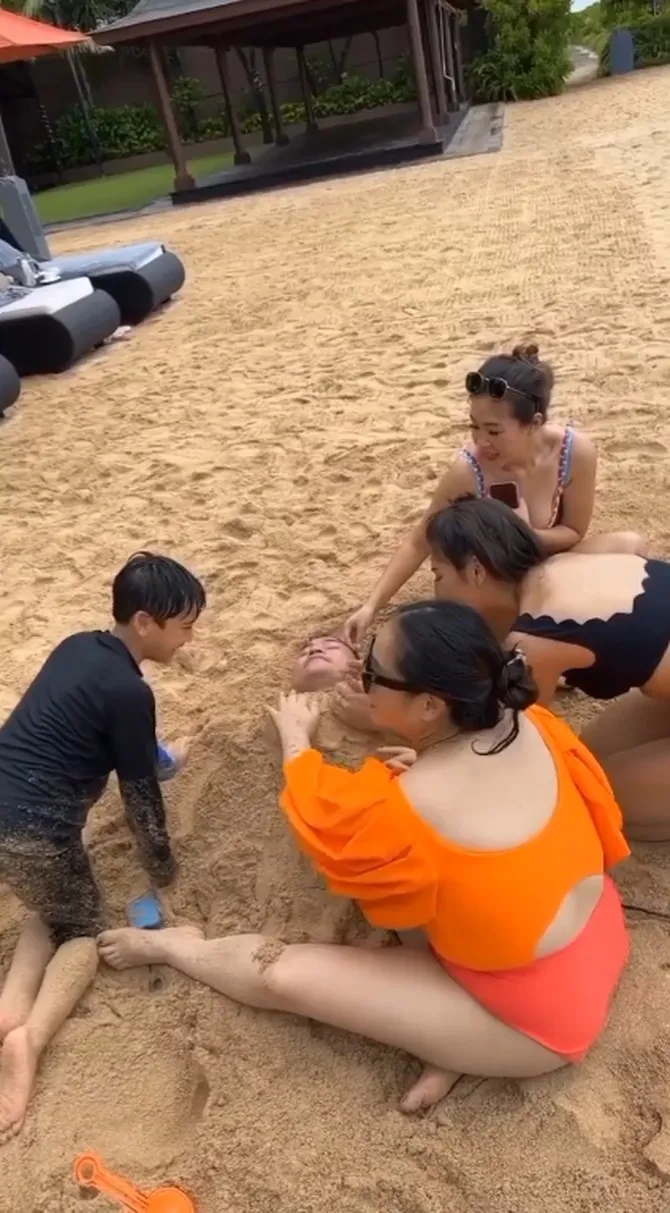 Potret Nagita Slavina Pakai Bikini Saat Liburan ke Pantai Jadi Sorotan,  Ramai Dicibir Netizen Karena Pamer Aurat - Kapanlagi.com