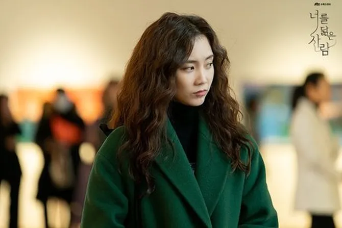 Reflection of You (2021), Masa Lalu yang Menghantui Identitas