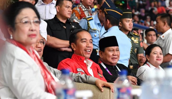 Momen Hangat Jokowi Dan Prabowo Berpelukan Dalam Balutan Merah Putih ...