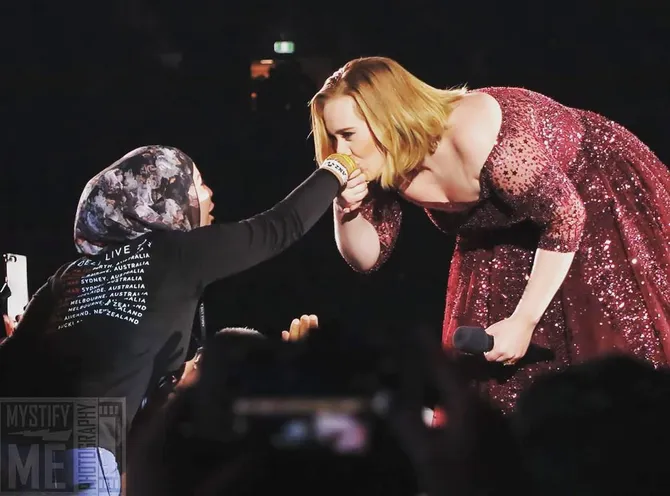 foto adele cium tangan seorang wanita berhijab viral, siapa dia?