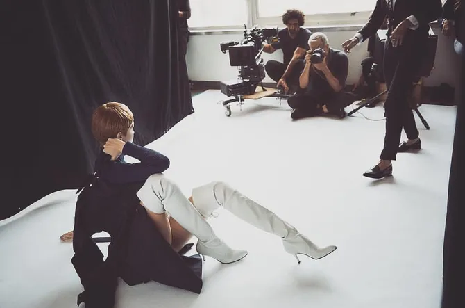 foto: tampil dengan rambut super pendek, gigi hadid makin cantik?