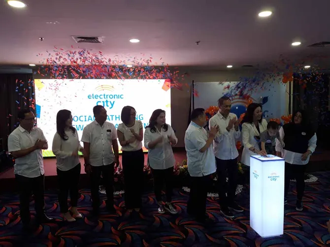 morgan oey dmorgan oey dan andra alodita kompak hadiri gathering electronic cityan andra alodita kom