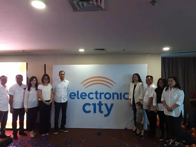 morgan oey dmorgan oey dan andra alodita kompak hadiri gathering electronic cityan andra alodita kom