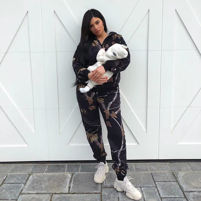 akhirnya kylie jenner unggah foto wajah stormi tanpa filter!
