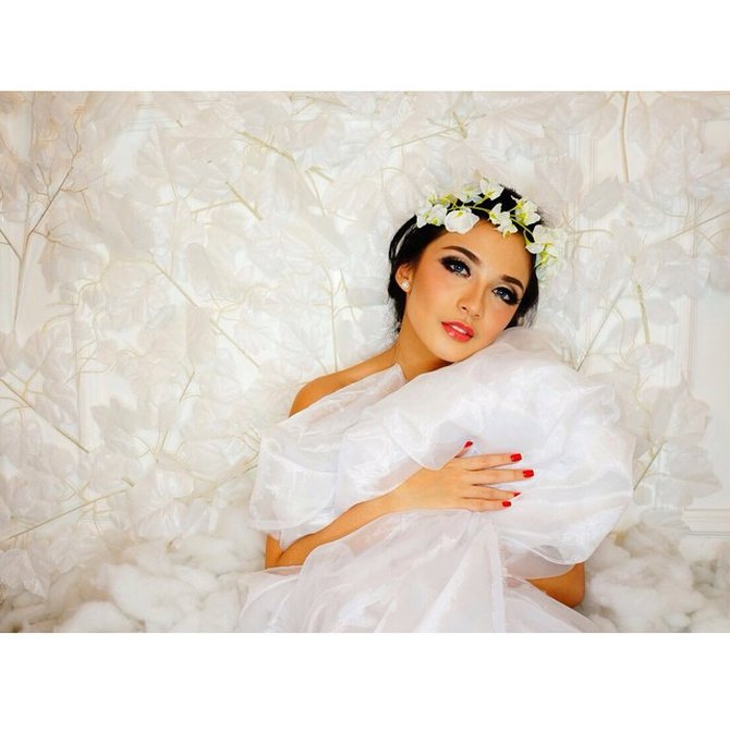 Belum nikah Chelsea  Olivia  cantik dengan gaun  pengantin  