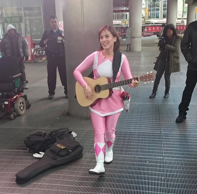 power ranger pink era 90-an mendadak \'ngamen\' dengan kostumnya