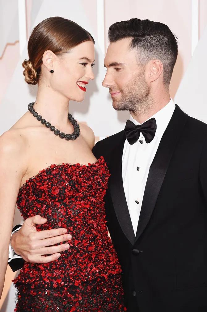 ultah pernikahan adam levine - behati prinsloo, romantis manis!