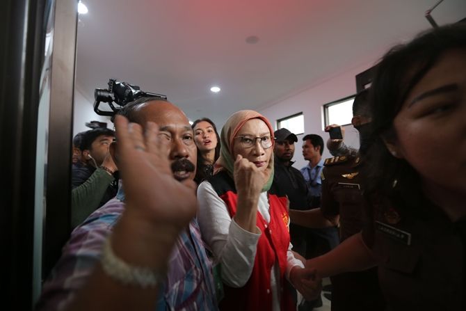 ratna sarumpaet sidang perdana, atiqah hasiholan pertanyakan maksud keonaran publik